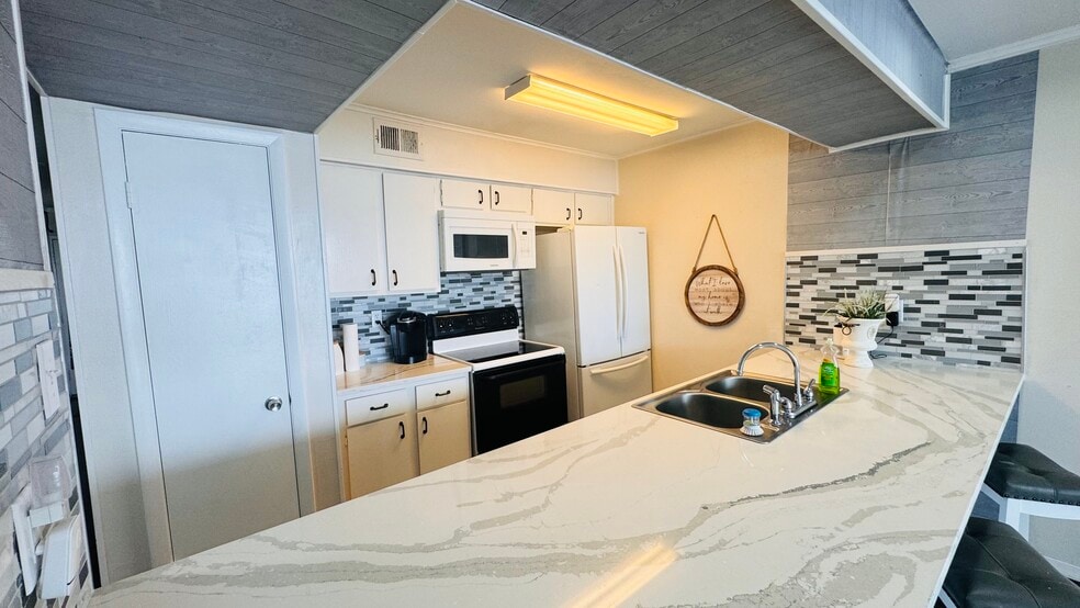 Building Photo - 12600 Melville Dr