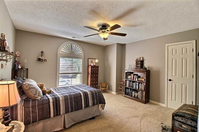 Building Photo - 2345 Linkenholt Dr