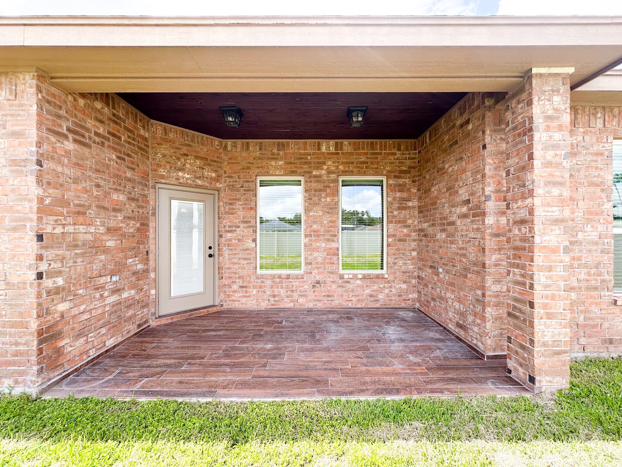 Building Photo - 814 Knotty Pine Ln