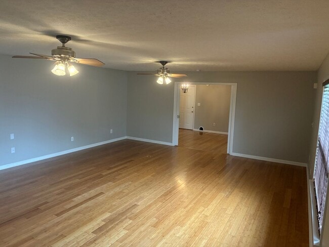 Building Photo - **NEW PRICE**   **New Paint**   **New Carpet**  Ready for YOU!!