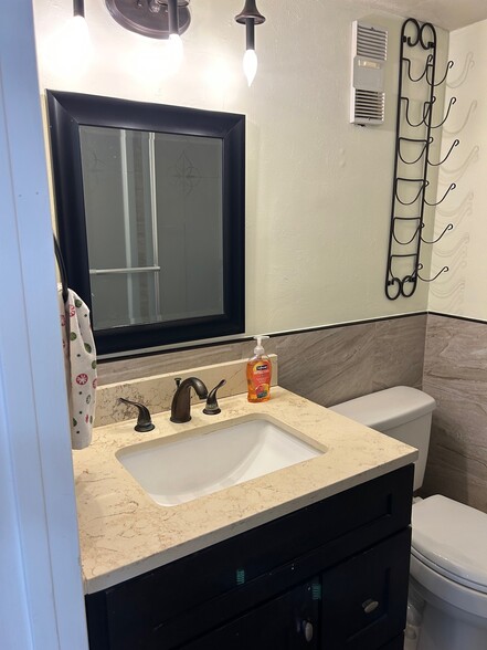 2nd Full Bath - 3333 S Ridgewood Ave