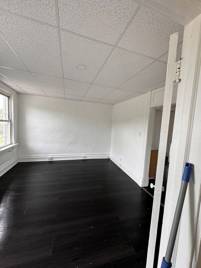 Building Photo - Bessemer Ave Apartments For Rent