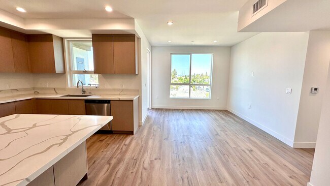 Building Photo - Top Floor 2-Bedroom with Quartz Counters &...