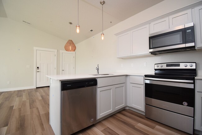 Building Photo - Bright Top Floor Condo with Tennis court, Pool, and Clubhouse