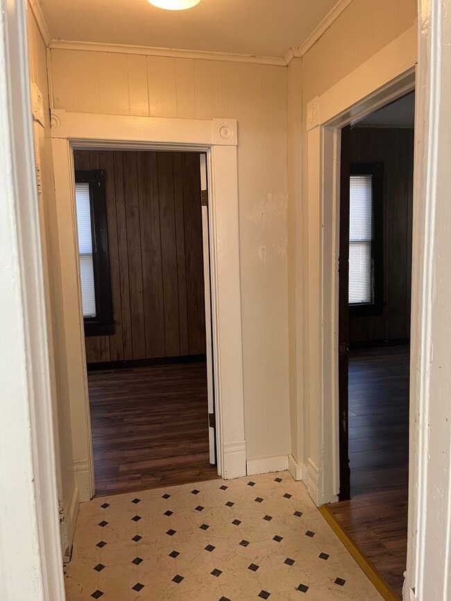 Building Photo - Nice 2 Bedroom 1 bath home