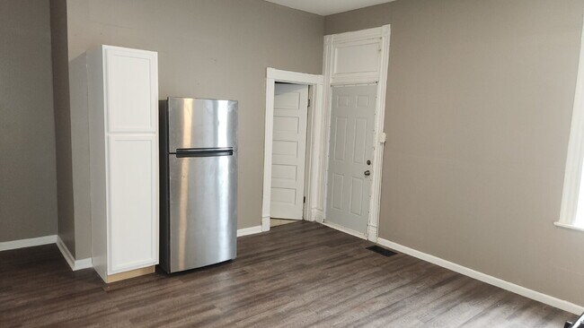 Building Photo - "Charming 3-Bedroom Retreat in the Heart o...