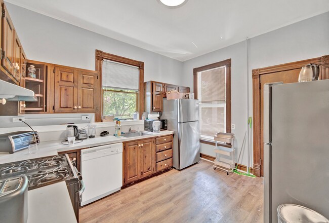 Building Photo - 2142 Maple Ave