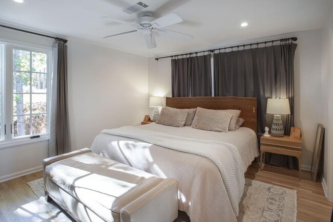 Building Photo - 8885 Bay Dr