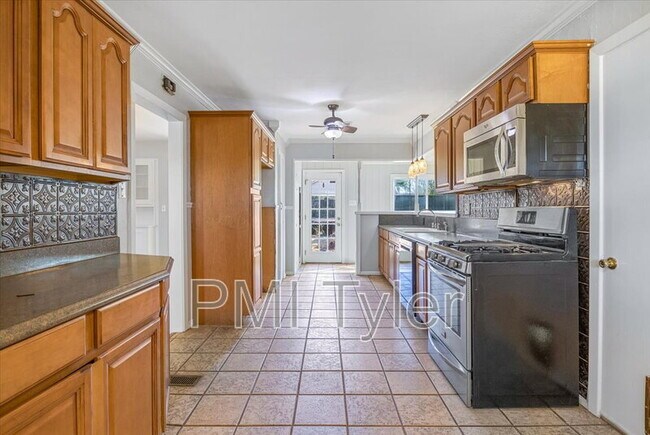 Building Photo - 805 Wilma St