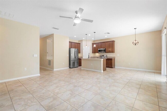 Building Photo - 215 Lakeshore Dr