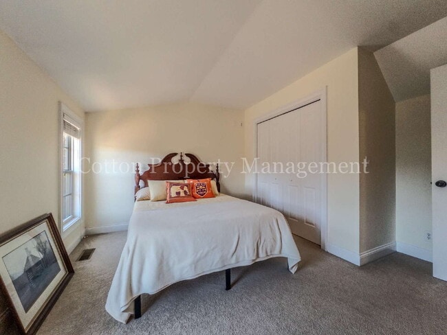 Building Photo - 102 Blossom Cir