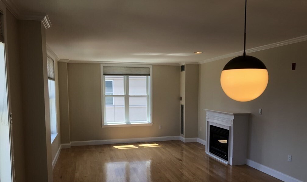 Building Photo - 73 Chelsea St