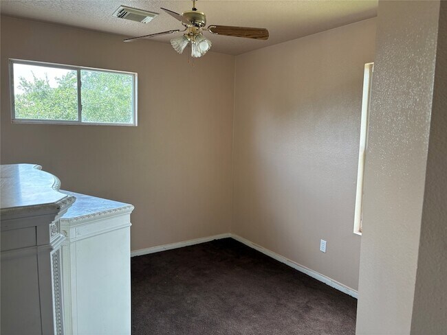 Building Photo - 1410 Seafield Dr