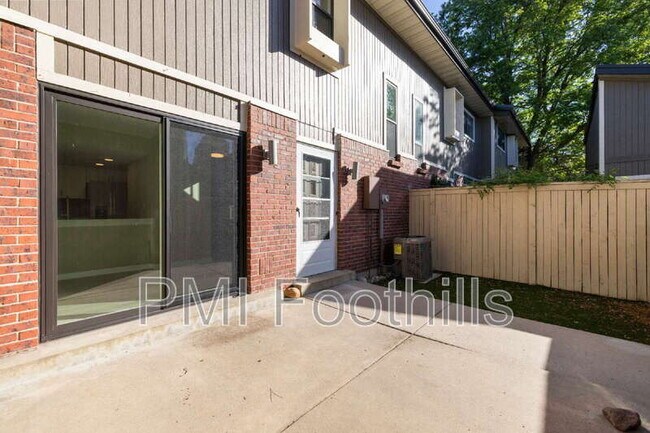 Building Photo - 206 S Holman Way