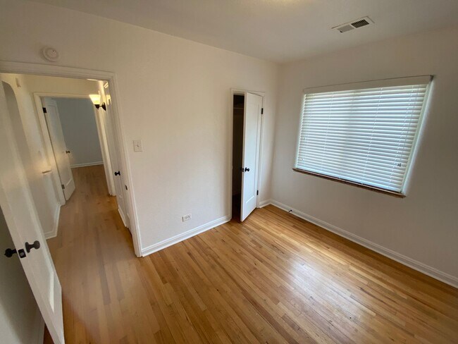 Building Photo - Must see Updated 2 bedroom, 1 bath home - Great Location!