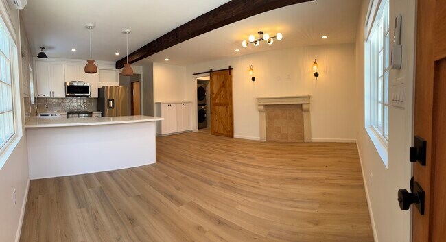 Building Photo - 8212 Romaine St