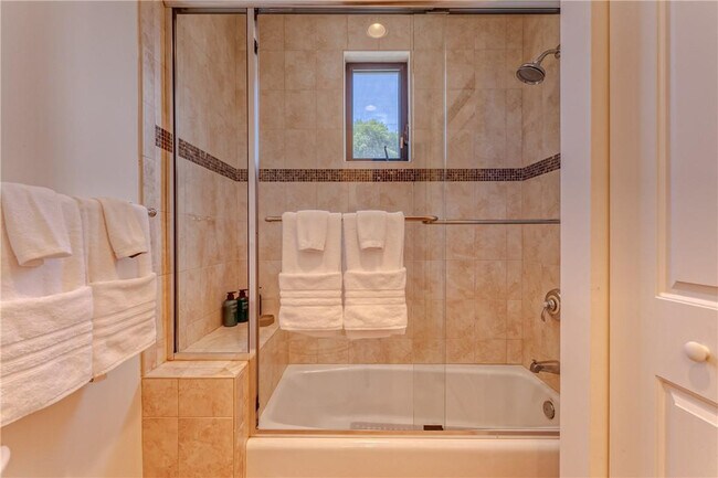 Building Photo - 1206 NE 1st St