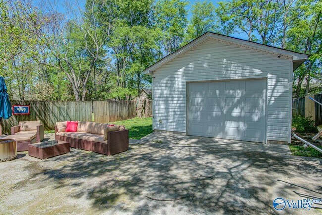 Building Photo - 1605 McCullough Ave NE