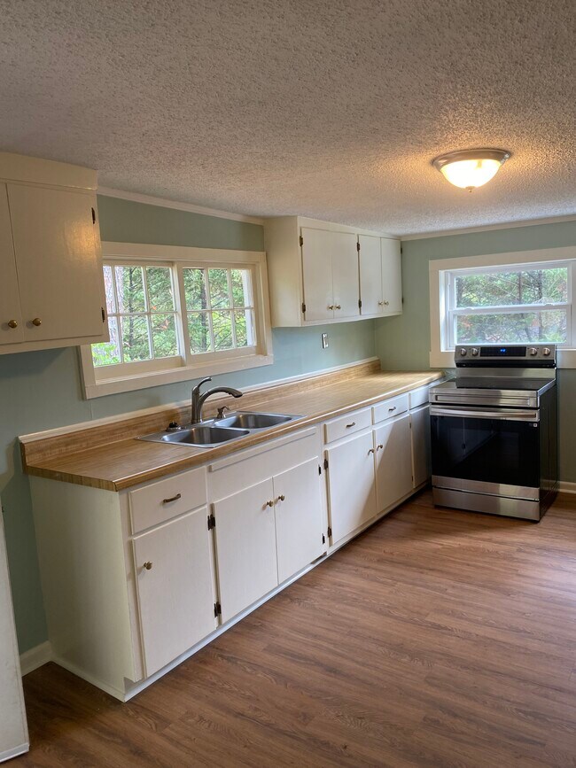 Building Photo - 4004 Luwana Ln