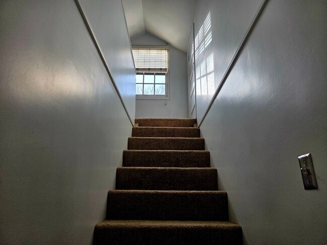 Building Photo - 2528 Beverly St E