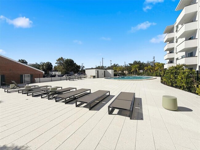 Building Photo - 406 S Cedar Ave