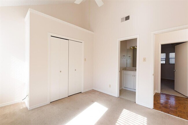 Building Photo - 706 W Lynn St