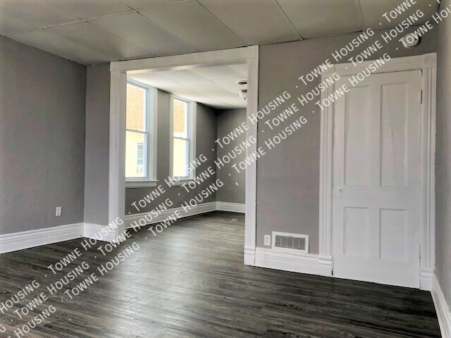 Building Photo - 572 W Utica St