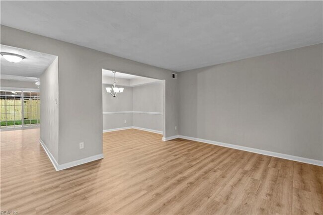 Building Photo - Updated Townhome in Virginia Beach