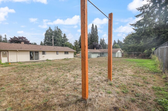 Building Photo - Move in Ready now! Easy JBLM commute, 3 be...