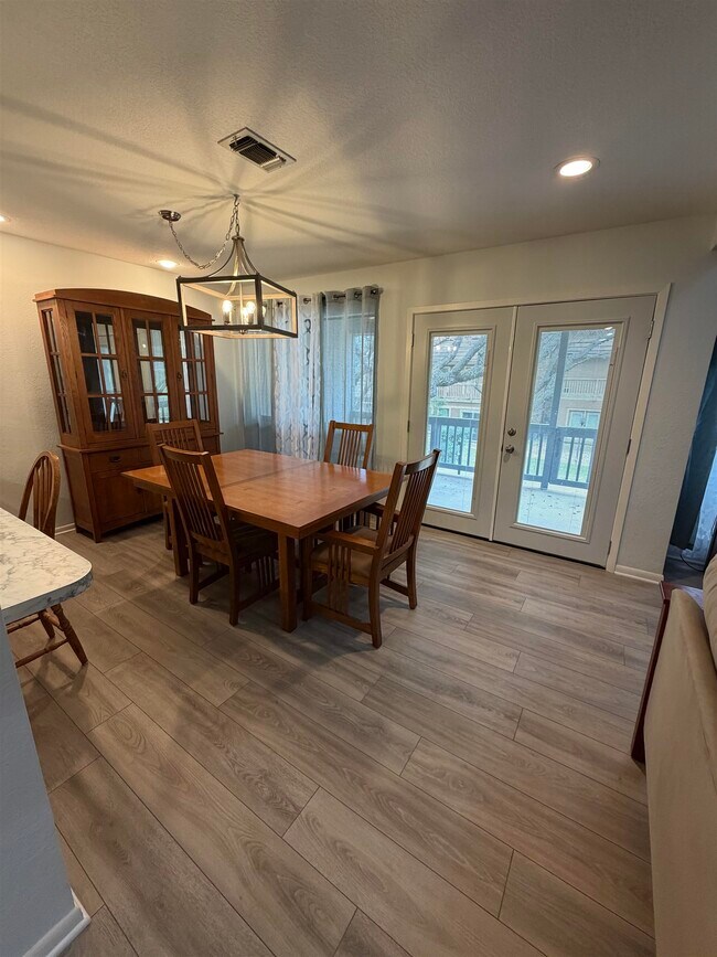 Building Photo - 307 Crestview