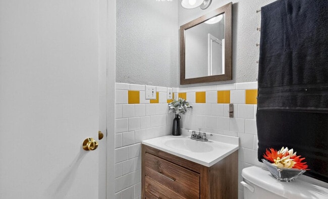 Building Photo - 1900 Hilltop Dr