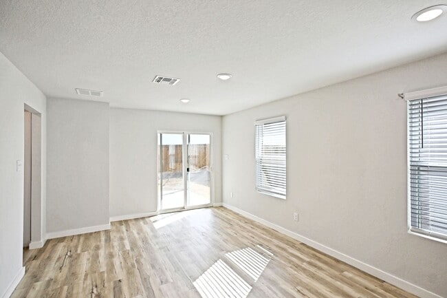 Building Photo - 2561 Solon Ln