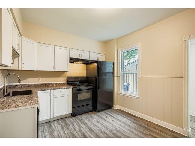 Building Photo - 595 Hawthorne Ave E