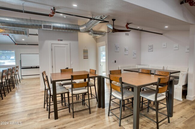 Building Photo - 858 E White Mountain Blvd