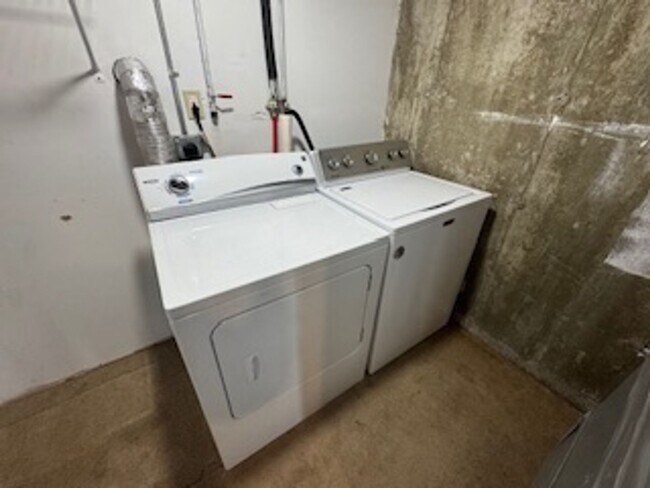 Building Photo - Charming 2BD/1BA Townhome in Burlington’s New North End