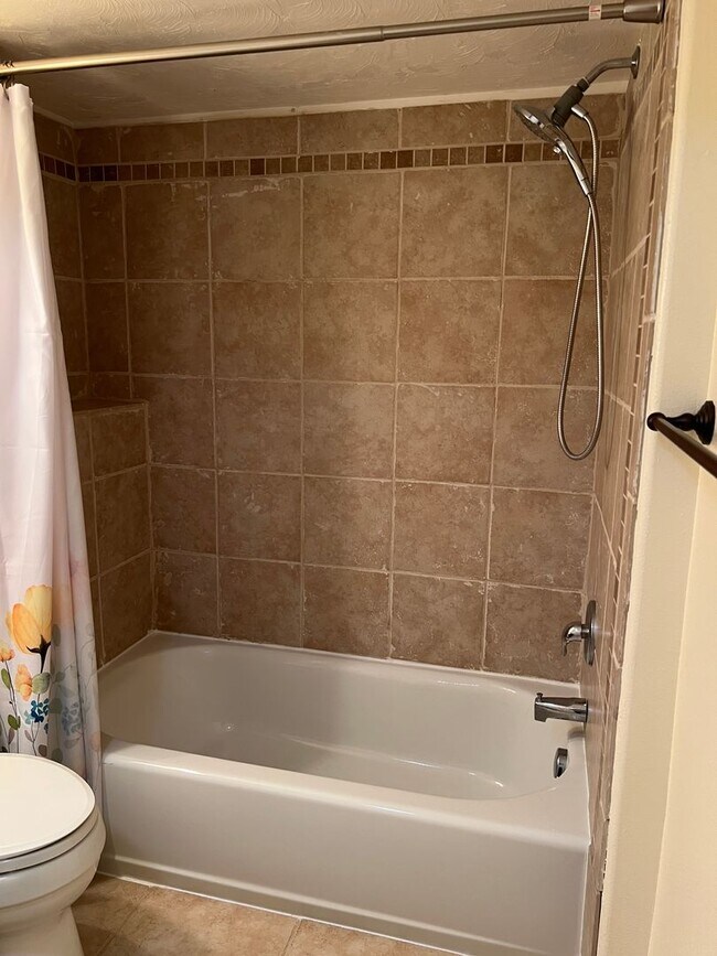 Building Photo - Stunning 5 bed 3.5 bath twin-home on the R...
