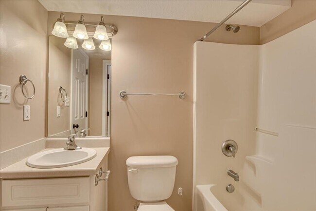 Building Photo - 140 Grove Landing Ct