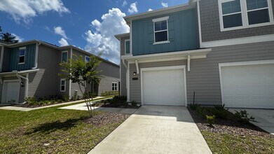 Building Photo - Charming 3BR Townhome with Screened-In Patio