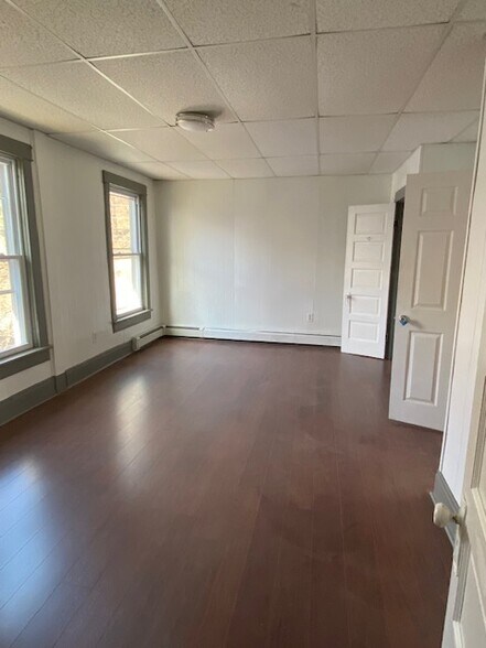 Building Photo - 319 Chapman Dr