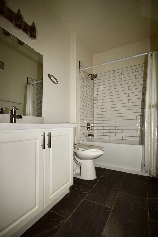 Building Photo - Great 2 bedroom 2 bathroom Mesa Condo