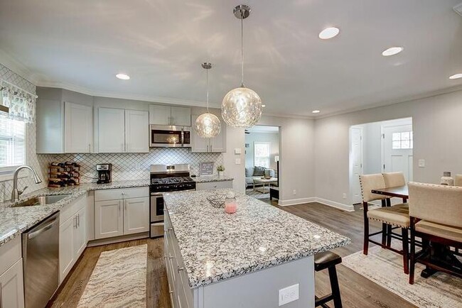 Building Photo - House 3 bed, 2 bath