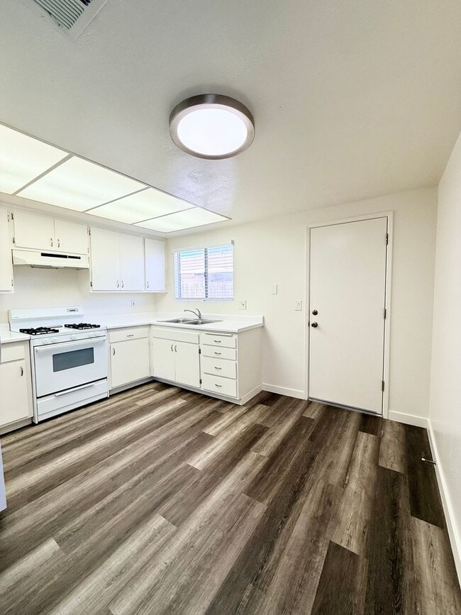 Building Photo - N604