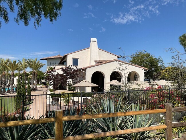 Building Photo - 3 Bedroom 2 1/2 Bath Condo with yard and g...