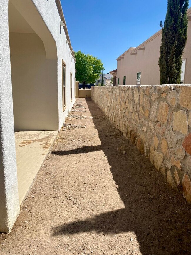 Building Photo - 4206 Tres Ninos Dr