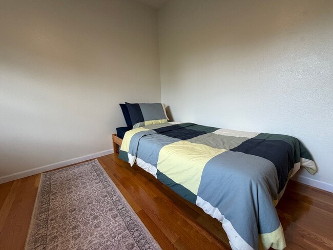 Building Photo - Fully Furnished Short Term Rental!