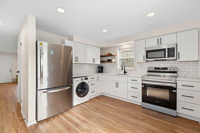 Building Photo - 404 Halladay St
