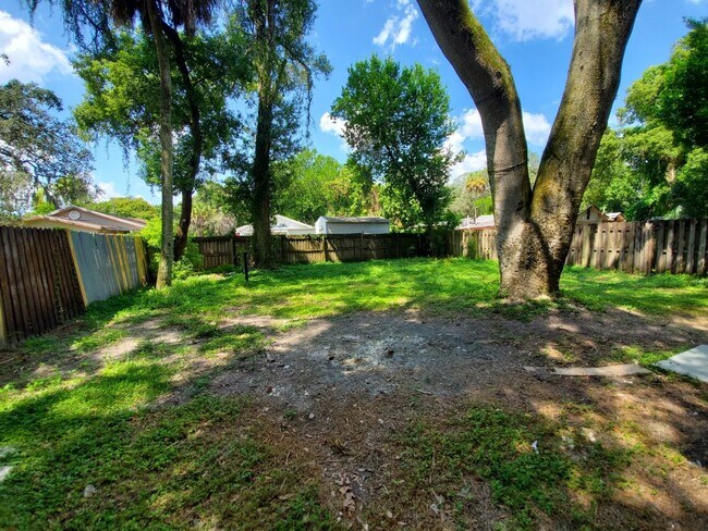 Building Photo - Beautiful & Quaint 2 Bedroom Single Family Home in Tampa! AVAILABLE FOR IMMEDIATE MOVE IN!!