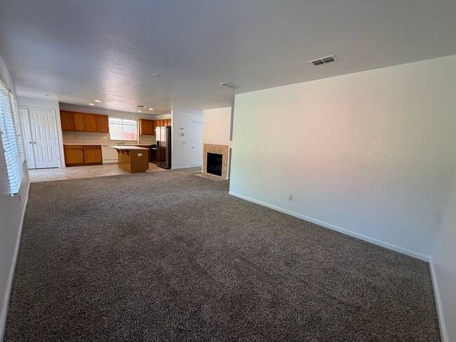 Building Photo - Beautiful Large 4 Bedroom 2.5 Bath Home