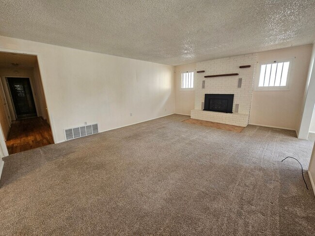 Building Photo - 3 Bed 1 Bath Charming Westside Retreat!!