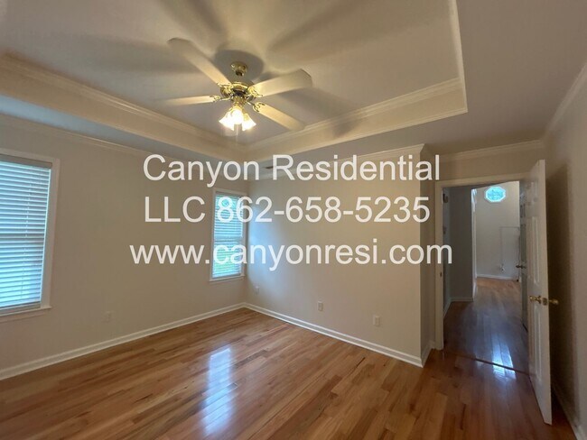 Building Photo - Beautiful 3 BR/3Bath in well sought after neighborhood !